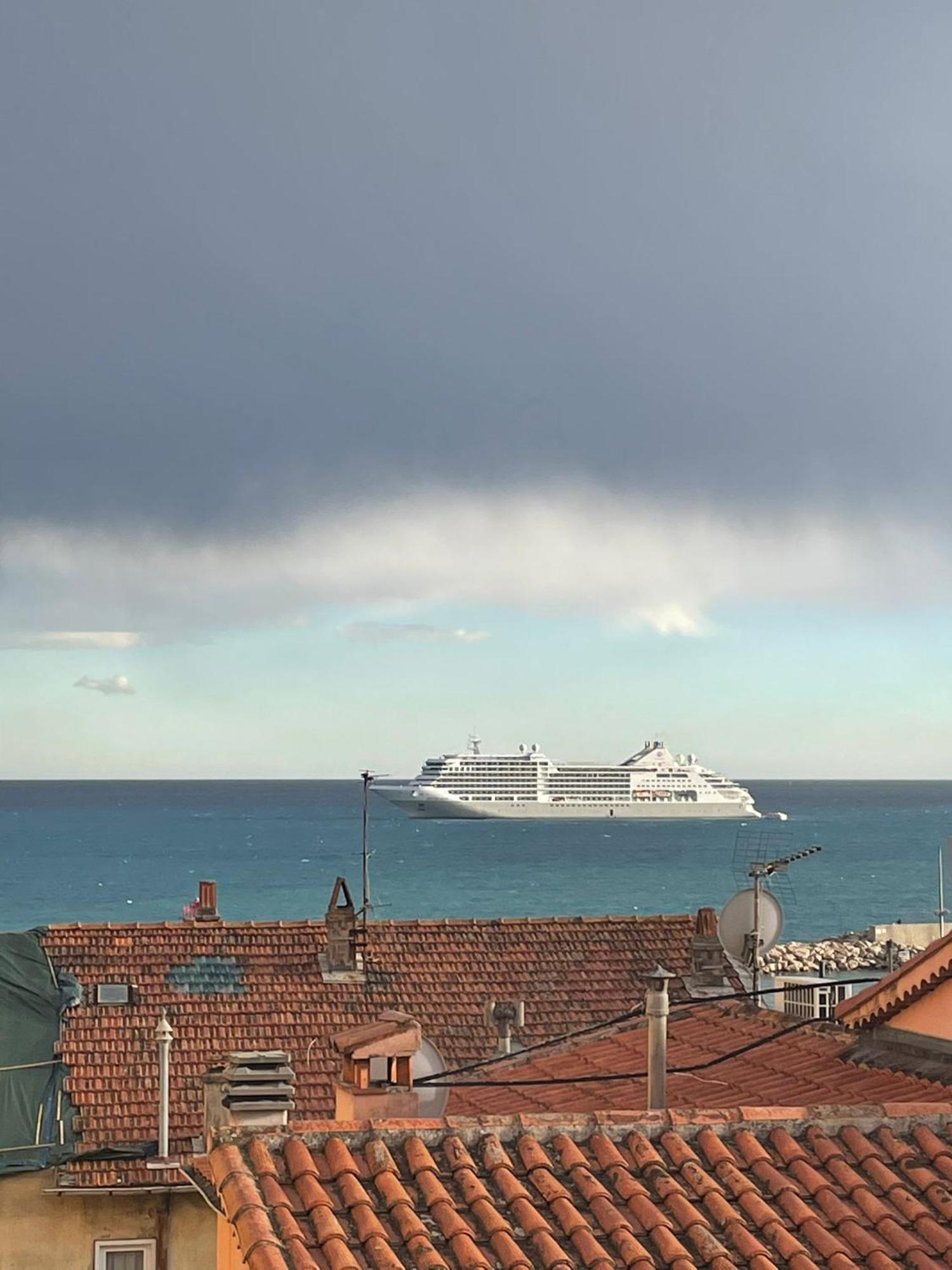 bel appartement lumineux joyeux spacieux, vue mer Menton Extérieur photo